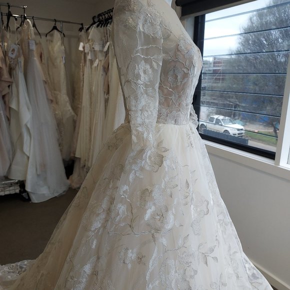 NEW! Lazaro style 3758 Wedding Gown, size 6 to 8 - Picture 6 of 11